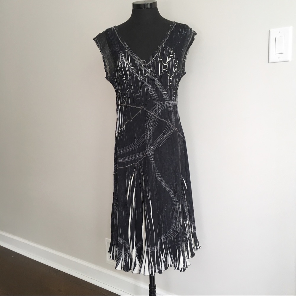 Komarov black A-line pleated crinkle vneck dress L